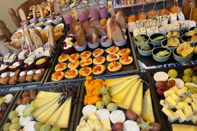 Gâteau au chocolat décoré de biscuits, de crème chantilly et de pépites de chocolat, présenté sur une assiette blanche.