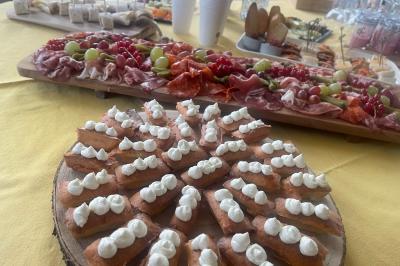 Gâteau au chocolat décoré de biscuits, de crème chantilly et de pépites de chocolat, présenté sur une assiette blanche.