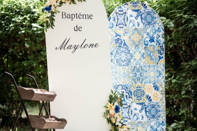 Miniature Traiteur Navarrenx (Pyrénées-Atlantiques) - Maison K Traiteur Event #30 Bloc de préparation alimentaire enrobé d'une couche jaune, posé sur une planche noire sur une surface métallique.