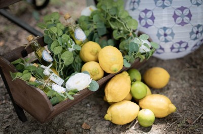 Miniature Traiteur Navarrenx (Pyrénées-Atlantiques) - Maison K Traiteur Event #32 Bloc de préparation alimentaire enrobé d'une couche jaune, posé sur une planche noire sur une surface métallique.