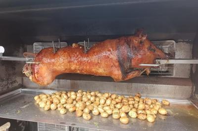 Assiettes composées de steaks grillés, purée, groseilles rouges, salade verte garnie de fleurs comestibles et sauce.