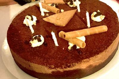 Assiettes composées de steaks grillés, purée, groseilles rouges, salade verte garnie de fleurs comestibles et sauce.