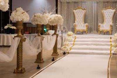 Miniature Nina Events #4 Intérieur d'une église avec bancs en bois, chaire sculptée, lustre central et fresques ornant le chœur.