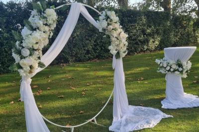 Miniature Nina Events #2 Intérieur d'une église avec bancs en bois, chaire sculptée, lustre central et fresques ornant le chœur.