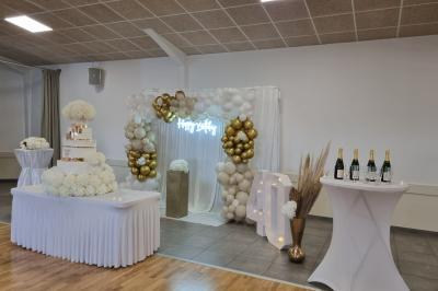 Miniature Nina Events #6 Intérieur d'une église avec bancs en bois, chaire sculptée, lustre central et fresques ornant le chœur.