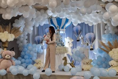 Miniature Nina Events #7 Intérieur d'une église avec bancs en bois, chaire sculptée, lustre central et fresques ornant le chœur.