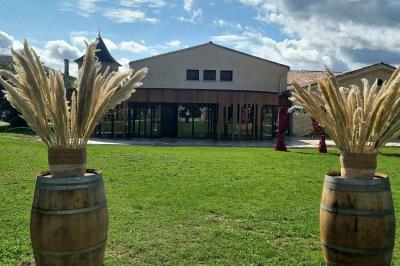 Miniature Nina Events #9 Intérieur d'une église avec bancs en bois, chaire sculptée, lustre central et fresques ornant le chœur.