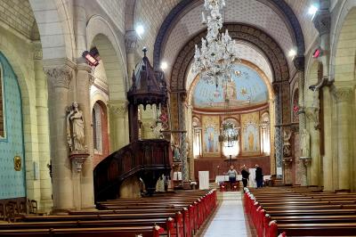 Miniature Nina Events #11 Intérieur d'une église avec bancs en bois, chaire sculptée, lustre central et fresques ornant le chœur.