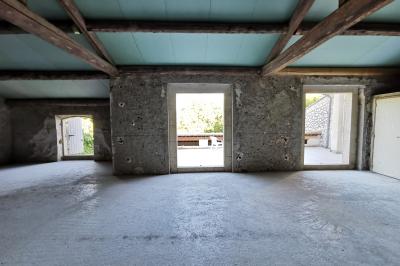 Plan dessiné à la main d'un jardin avec piscine, oliveraie, pelouse, orangerie et divers aménagements paysagers.