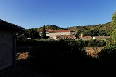 Plan dessiné à la main d'un jardin avec piscine, oliveraie, pelouse, orangerie et divers aménagements paysagers.