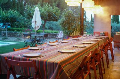 Plan dessiné à la main d'un jardin avec piscine, oliveraie, pelouse, orangerie et divers aménagements paysagers.