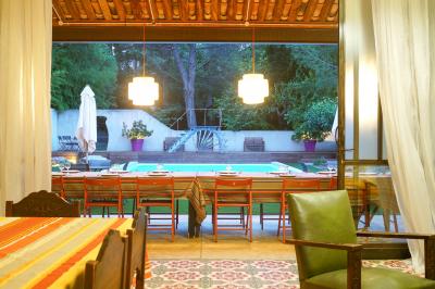 Plan dessiné à la main d'un jardin avec piscine, oliveraie, pelouse, orangerie et divers aménagements paysagers.