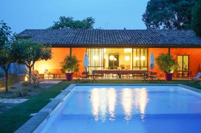 Plan dessiné à la main d'un jardin avec piscine, oliveraie, pelouse, orangerie et divers aménagements paysagers.