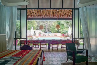 Plan dessiné à la main d'un jardin avec piscine, oliveraie, pelouse, orangerie et divers aménagements paysagers.