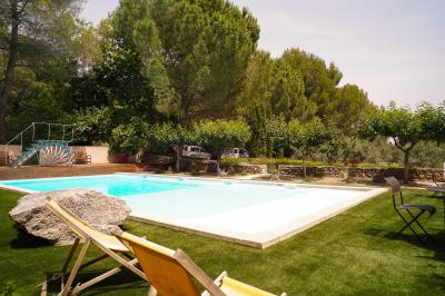 Plan dessiné à la main d'un jardin avec piscine, oliveraie, pelouse, orangerie et divers aménagements paysagers.