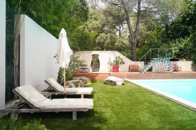 Plan dessiné à la main d'un jardin avec piscine, oliveraie, pelouse, orangerie et divers aménagements paysagers.