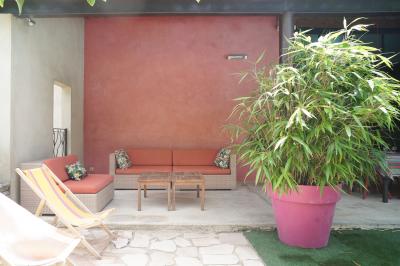 Plan dessiné à la main d'un jardin avec piscine, oliveraie, pelouse, orangerie et divers aménagements paysagers.