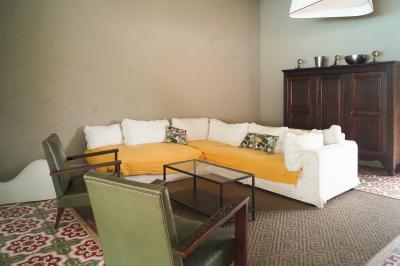 Plan dessiné à la main d'un jardin avec piscine, oliveraie, pelouse, orangerie et divers aménagements paysagers.