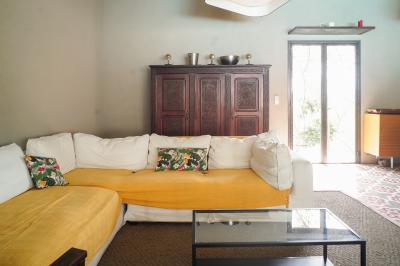 Plan dessiné à la main d'un jardin avec piscine, oliveraie, pelouse, orangerie et divers aménagements paysagers.