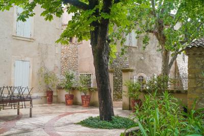 Plan dessiné à la main d'un jardin avec piscine, oliveraie, pelouse, orangerie et divers aménagements paysagers.