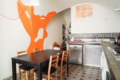 Plan dessiné à la main d'un jardin avec piscine, oliveraie, pelouse, orangerie et divers aménagements paysagers.