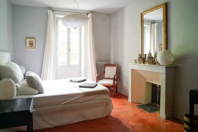 Plan dessiné à la main d'un jardin avec piscine, oliveraie, pelouse, orangerie et divers aménagements paysagers.