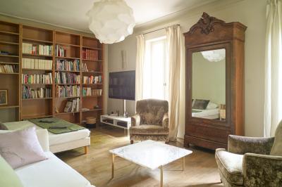 Plan dessiné à la main d'un jardin avec piscine, oliveraie, pelouse, orangerie et divers aménagements paysagers.