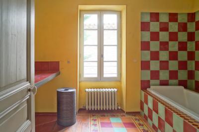 Plan dessiné à la main d'un jardin avec piscine, oliveraie, pelouse, orangerie et divers aménagements paysagers.