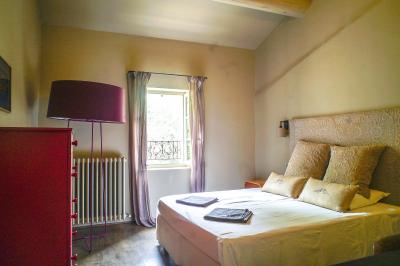 Plan dessiné à la main d'un jardin avec piscine, oliveraie, pelouse, orangerie et divers aménagements paysagers.