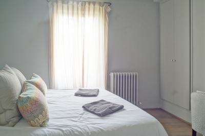 Plan dessiné à la main d'un jardin avec piscine, oliveraie, pelouse, orangerie et divers aménagements paysagers.