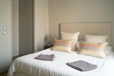 Plan dessiné à la main d'un jardin avec piscine, oliveraie, pelouse, orangerie et divers aménagements paysagers.