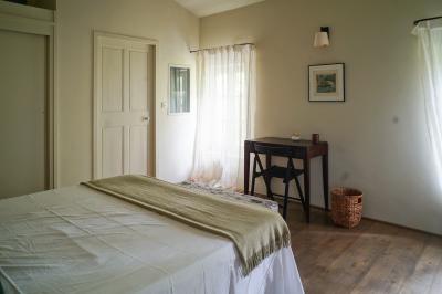 Plan dessiné à la main d'un jardin avec piscine, oliveraie, pelouse, orangerie et divers aménagements paysagers.