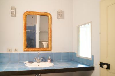 Plan dessiné à la main d'un jardin avec piscine, oliveraie, pelouse, orangerie et divers aménagements paysagers.