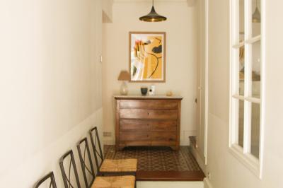 Plan dessiné à la main d'un jardin avec piscine, oliveraie, pelouse, orangerie et divers aménagements paysagers.