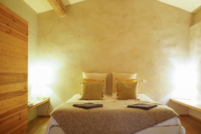 Plan dessiné à la main d'un jardin avec piscine, oliveraie, pelouse, orangerie et divers aménagements paysagers.