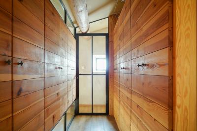 Plan dessiné à la main d'un jardin avec piscine, oliveraie, pelouse, orangerie et divers aménagements paysagers.