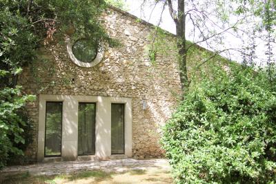 Plan dessiné à la main d'un jardin avec piscine, oliveraie, pelouse, orangerie et divers aménagements paysagers.