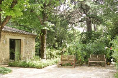Plan dessiné à la main d'un jardin avec piscine, oliveraie, pelouse, orangerie et divers aménagements paysagers.