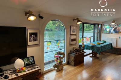Miniature Location salle Boulogne-Billancourt (Hauts-de-Seine) - Le Loft Flottant de Nicolas #4 Ballons noirs et jaunes décorant un bar intérieur avec des verres alignés et un buffet en arrière-plan.