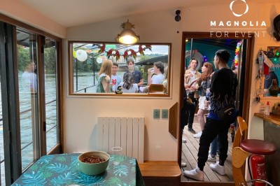 Miniature Location salle Boulogne-Billancourt (Hauts-de-Seine) - Le Loft Flottant de Nicolas #7 Ballons noirs et jaunes décorant un bar intérieur avec des verres alignés et un buffet en arrière-plan.
