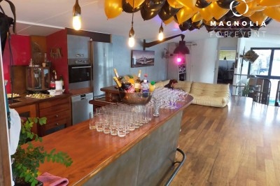 Miniature Location salle Boulogne-Billancourt (Hauts-de-Seine) - Le Loft Flottant de Nicolas #10 Ballons noirs et jaunes décorant un bar intérieur avec des verres alignés et un buffet en arrière-plan.
