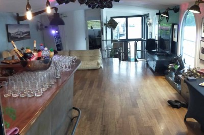 Miniature Location salle Boulogne-Billancourt (Hauts-de-Seine) - Le Loft Flottant de Nicolas #11 Ballons noirs et jaunes décorant un bar intérieur avec des verres alignés et un buffet en arrière-plan.