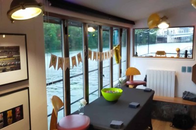 Miniature Location salle Boulogne-Billancourt (Hauts-de-Seine) - Le Loft Flottant de Nicolas #5 Ballons noirs et jaunes décorant un bar intérieur avec des verres alignés et un buffet en arrière-plan.