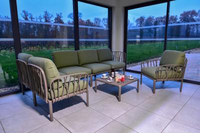 Double arc-en-ciel au-dessus d'un vignoble et d'une petite maison entourée d'arbres en automne.