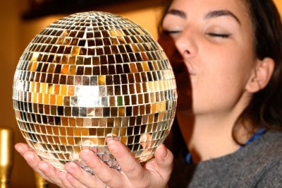 Tartines garnies de fromage frais, cubes de courge rôtie et graines, servies sur une table avec un verre d'eau.