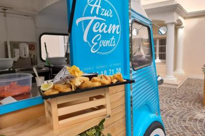 Buffet de salades avec légumes frais, noix, pain tranché et condiments, présenté en extérieur sur une table.