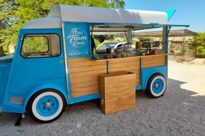 Buffet de salades avec légumes frais, noix, pain tranché et condiments, présenté en extérieur sur une table.