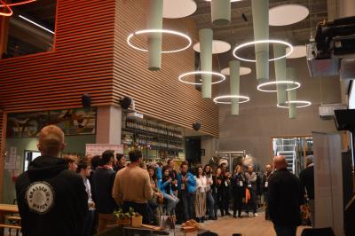 Une personne sert un plateau de dégustation avec trois verres de bière sur un comptoir de bar.