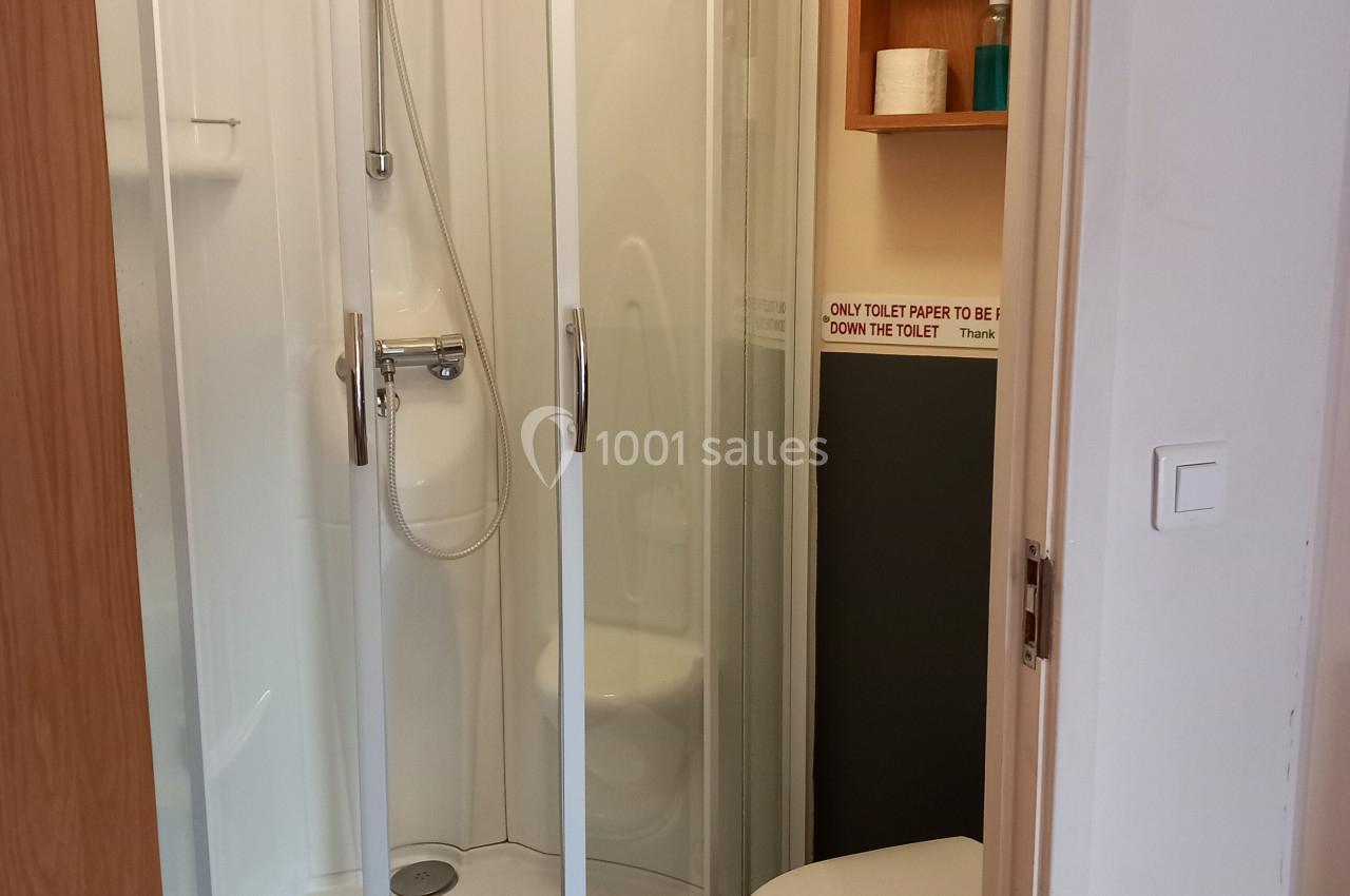 Chaque chambre équipée de salle de bain, douche, lavabo et sanitaire
