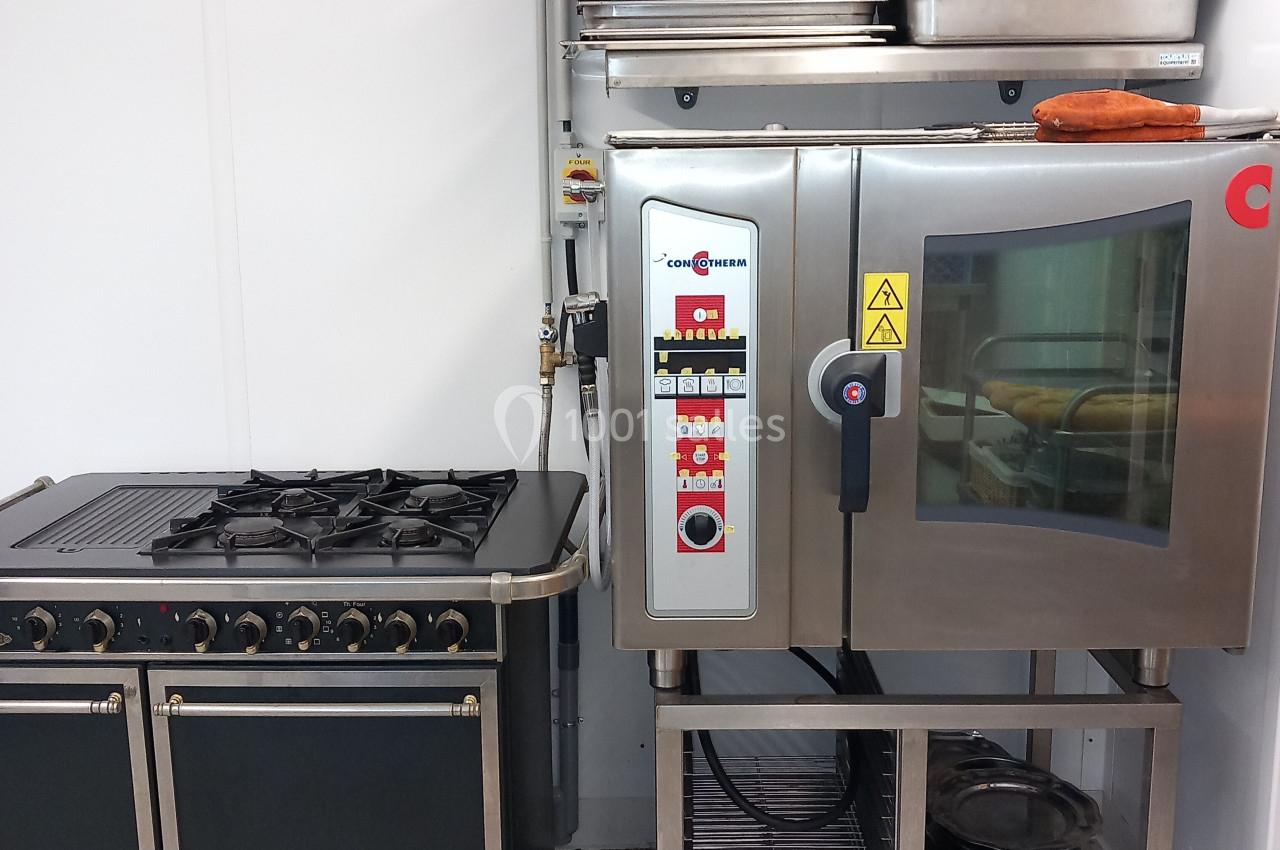 Cuisine professionnelle richement équipée